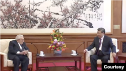 中国国家主席习近平2023年7月20日与到访的美国前白宫国家安全顾问和国务卿亨利·基辛格(Henry Kissinger)会面。(中国官方视频截图)