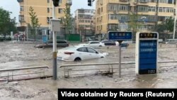 北京门头沟区的暴雨造成洪水泛滥淹没街道冲走汽车。(2023年7月31日)