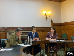 2023年11月22日,中国战略风险研究会在英国议会发表报告,报告作者安德鲁·叶(中)与英国议会外交事务委员会主席肯恩斯议员。(美国之音/李伯安)