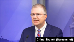 美国国务院东亚及太平洋事务助理国务卿康达(Daniel J. Kritenbrink)2024年2月21日在美国智库大西洋理事会发表主旨演讲。(视频截图)