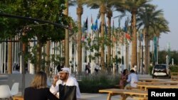 2023年12月3日,联合国气候变化会议(COP28)在阿拉伯联合酋长国迪拜举行,人们在会场外休息。(路透社照片)