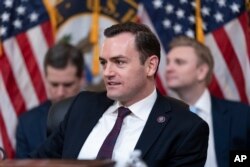 美国国会众议院美国和中国共产党战略竞争特设委员会2023年2月28日召开首场听证会，委员会主席、共和党联邦众议员迈克·加拉格尔（图中）主持。