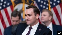 资料照片:美国国会众议院美国和中国共产党战略竞争特设委员会2023年2月28日召开首场听证会,委员会主席、共和党联邦众议员迈克·加拉格尔主持听证会。