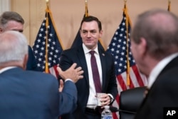 资料照:美国国会众议院美国和中国共产党战略竞争特设委员会2023年2月28日召开首场听证会,委员会主席、共和党联邦众议员迈克·加拉格尔(图中)主持。