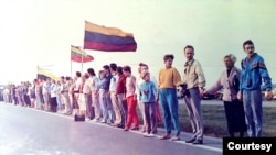 立陶宛坦克人-道诺拉维修斯医生(右三)参与示威活动,表达脱离苏联、独立建国的诉求