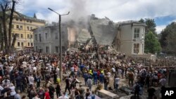 俄罗斯导弹炸毁了乌克兰首都基辅的一家主要的儿童医院,救援人员和志愿者在搜寻罹难者和幸存者。(2024年7月8日)