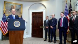 2023年7月21日,拜登总统在白宫罗斯福厅就人工智能发表讲话。聆听者左起为亚马逊网络服务首席执行官亚当·塞利普斯基、 OpenAI 总裁格雷格·布罗克曼、Meta总裁尼克·克莱格、Inflection AI首席执行官穆斯塔法·苏莱曼。(美联社照片)