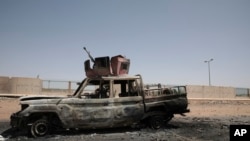 喀土穆南部一辆被摧毁的军车。(2023年4月20日)