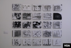 参展的摄影师MC Chan把《苹果日报》最后一期头版分割成25份，在黑房冲晒到银盐相纸上，带给25位朋友用不同的方法显影 (美国之音/郑乐捷)