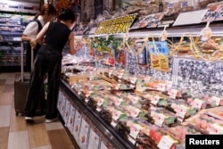 香港一家超市海鲜柜台摆放的日本进口海产品。(2023年7月12日)