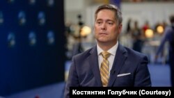 Заступник помічника Державного секретаря США Крістофер Сміт розповів Голосу Америки про стан перемовин стосовно дозволу ударів углиб Росії, звідки бомбардують цивільні об'єкти України. Фото: Костянтин Голубчик/Голос Америки