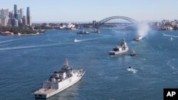 资料照:澳大利亚海军参加2023马拉巴尔军演的舰只驶过悉尼港。 (2023年8月11日)