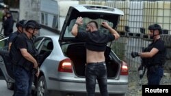 2023年9月24日,造成四人死亡的枪击事件发生后,警察在前往科索沃班尼斯卡(Banjska)村的路上巡查。 (路透社图片)