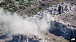 乌克兰第24机械化旅新闻组向美联社提供的这种照片显示恰西夫亚尔的航拍图。(2024年7月3日)