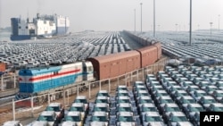 中国山东省烟台港口等待装船出口海外的汽车。(2024年1月2日)