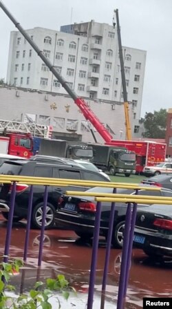 中国黑龙江救援人员在齐齐哈尔中学体育馆房顶塌陷后展开搜救行动。(2023年7月24日)