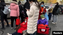 北京一家儿童医院外排队等候看病的儿童和家长。(2023年11月27日)