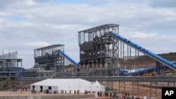 Pemandangan dari pabrik pengolahan litium Prospect Lithium Zimbabwe yang terletak di Goromonzi, sekitar 80 kilometer di sebelah tenggara Harare, pada 5 Juli 2023. (Foto: AP/Tsvangirayi Mukwazhi)