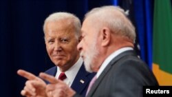 美国总统拜登和巴西总统卢拉在纽约联合国大会场边与来自美国和巴西的劳工领袖一道参加活动。(2023年9月20日)