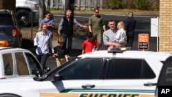 在纳什维尔的私立教会小学圣约学校发生枪击事件后,家长们从附近的集合点把孩子接走。(2023年3月27日)