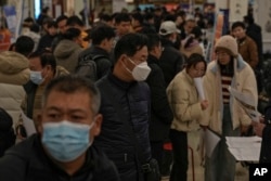 人们在北京的一个招聘会寻找工作。(2024年2月23日)