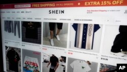 资料照:人们在纽约的一个电脑上打开希音(Shein)网站的一个广告页面。(2023年6月23日)