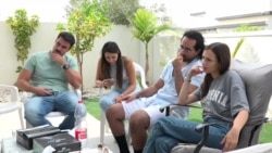 2023年10月13日诺雅·阿加玛尼 (Noa Argamani) 的亲友拜访她的家和她的母亲