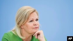 Menteri Dalam Negeri Jerman Nancy Faeser memberi pengarahan kepada media usai rapat kabinet pemerintah Jerman di Berlin, Jerman, Rabu, 23 Agustus 2023. Menteri Dalam Negeri Jerman Nancy Faeser melarang kelompok neo-Nazi "Hammerskins Germany". (AP/Markus Schreiber, File)