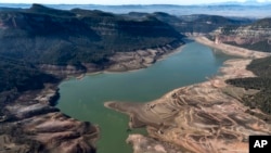 资料照片: 2024年1月26日,西班牙维拉诺瓦德索水库的容量仅剩 5%。历史性干旱使水库容量降至历史最低水平。 专家表示,干旱是由气候变化造成的。