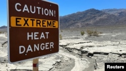 美国加州死亡谷竖立的一个警告极端高温危险的警告牌。(2023年7月15日)