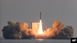 韩国固体燃料太空火箭的第三次试射于2023年12月4日在韩国济州岛附近海域的一艘驳船上发射。(韩国国防部提供照片、美联社发布)