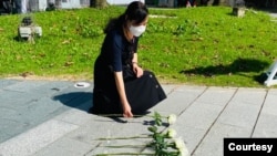 2022年六月四日,何晓清到香港中文大学民主女神像原址献花。(何晓清提供)