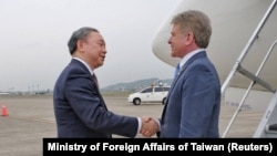 台湾外交部副部长俞大㵢在台湾机场欢迎到访的美国众议院外交事务委员会主席迈克尔·麦考尔(Michael McCaul)(2023年4月6日)