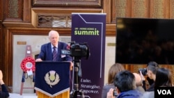 前香港总督彭定康2023年3月27日出席旅英香港人峰会并发表主题演说。(美国之音郑乐捷)