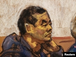 纽约华人居民陈金平（音）在纽约布鲁克林的联邦法庭上听讯的法庭画像。（2023年4月17日）