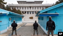 韩国军人在韩朝之间的板门店非军事区韩国一侧站岗。(资料照,2023年3月3日)