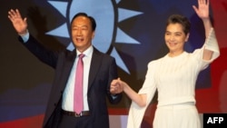 资料照:郭台铭(左)在台北的记者会上宣布与资深演员赖佩霞搭档角逐2024台湾总统宝座。(2023年9月14日)