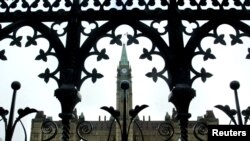 资料照片:通过安大略省渥太华国会山上的一扇门看过去的加拿大国会大厦。