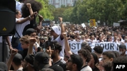 法国民众集会继续就17岁的纳艾尔在巴黎郊区一次汽车截停行动中被警察击毙事件举行抗议。(2023年6月29日)