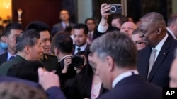 2023年6月2日,在新加坡举行的香格里拉对话会开幕晚宴上,美国国防部长奥斯汀(右)与中国国防部长李尚福(左)握手。