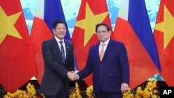 资料照:菲律宾总统马科斯(左)和越南总理范明政在越南河内举行会晤。(2024年1月30日)