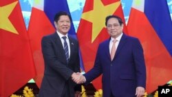 越南总理范明正(右)在河内会见到访的菲律宾总统费迪南德·马科斯。(2024年1月30日)
