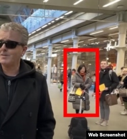 K博士所说的中共高级女间谍在圣潘克拉斯车站公共钢琴现场出现。(Dr. K直播视频截图)