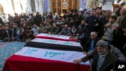 2024年2月4日,伊拉克人在纳杰夫的伊玛目阿里圣地参加在美国空袭中丧生的人民动员组织战斗人员的葬礼。(美联社照片)