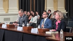 沈栋(左)、谢扎德·卡齐和派珀·朗斯伯里2023年7月13日出席众议院美中战略竞争特设委员会听证会。(美国之音记者李逸华摄)