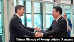 台湾外交部长吴钊燮在台北桃园国际机场欢迎到访的台湾邦交国巴拉圭的总统当选人潘尼亚(Santiago Pena))。(2023年7月11日)