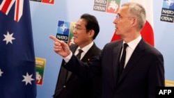 在立陶宛维尔纽斯举行的北约峰会期间,北约秘书长斯托尔滕贝格在北大西洋理事会与亚太伙伴举行会议前欢迎日本首相岸田文雄。(2023年7月12日)