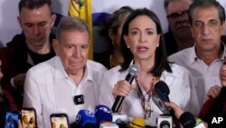 在委内瑞拉选举部门宣布现任总统尼古拉斯·马杜罗赢得总统选举后,反对派领袖玛丽亚·科琳娜·马查多(右)和总统候选人埃德蒙多·冈萨雷斯举行新闻发布会。(2024年7月29日)