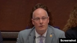 资料照片:2024年6月26日,众议院中国特设委员会主席、众议员约翰·穆罗尔在一场听证会上讲话。