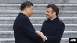 2023年4月6日,法国总统马克龙与中国国家主席习近平在北京举行的欢迎仪式上。(法新社照片)